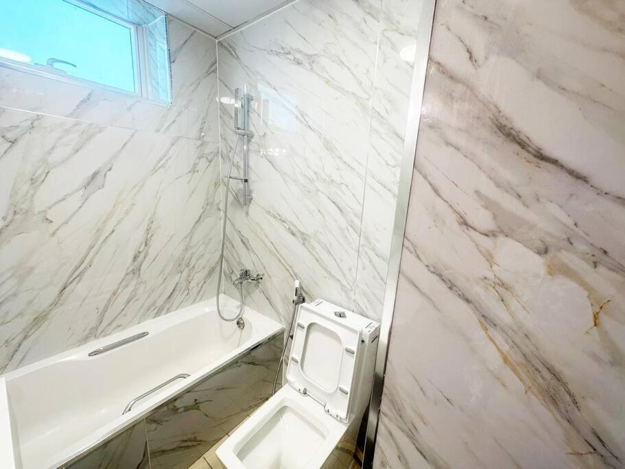 Stunning Bohemian 1 Bedroom In Marina Near Beach, Metro Dubai